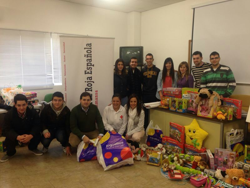 Nuevas Generaciones de Almansa entrega los juguetes de los “Populares Solidarios” a Cruz Roja.