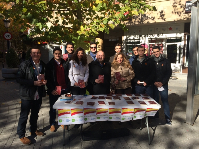 Nuevas Generaciones acerca la Constitución Española a los albaceteños