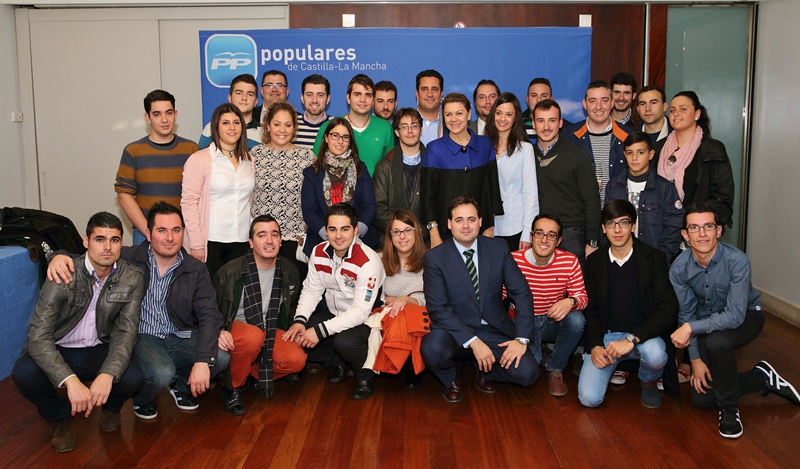 Más de una treintena de jóvenes de NNGG en la Junta Directiva de Navidad del PP.